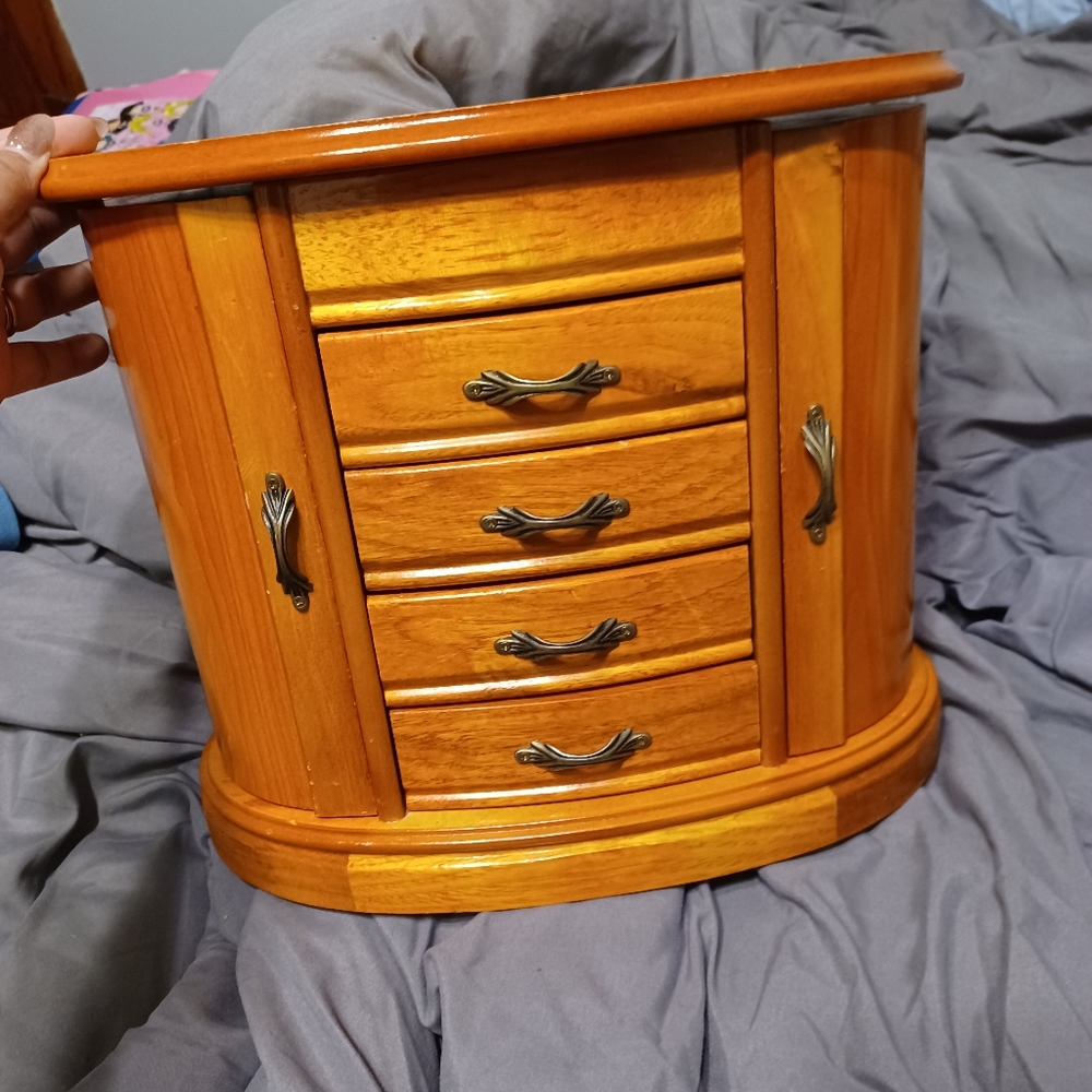 Jewelry box